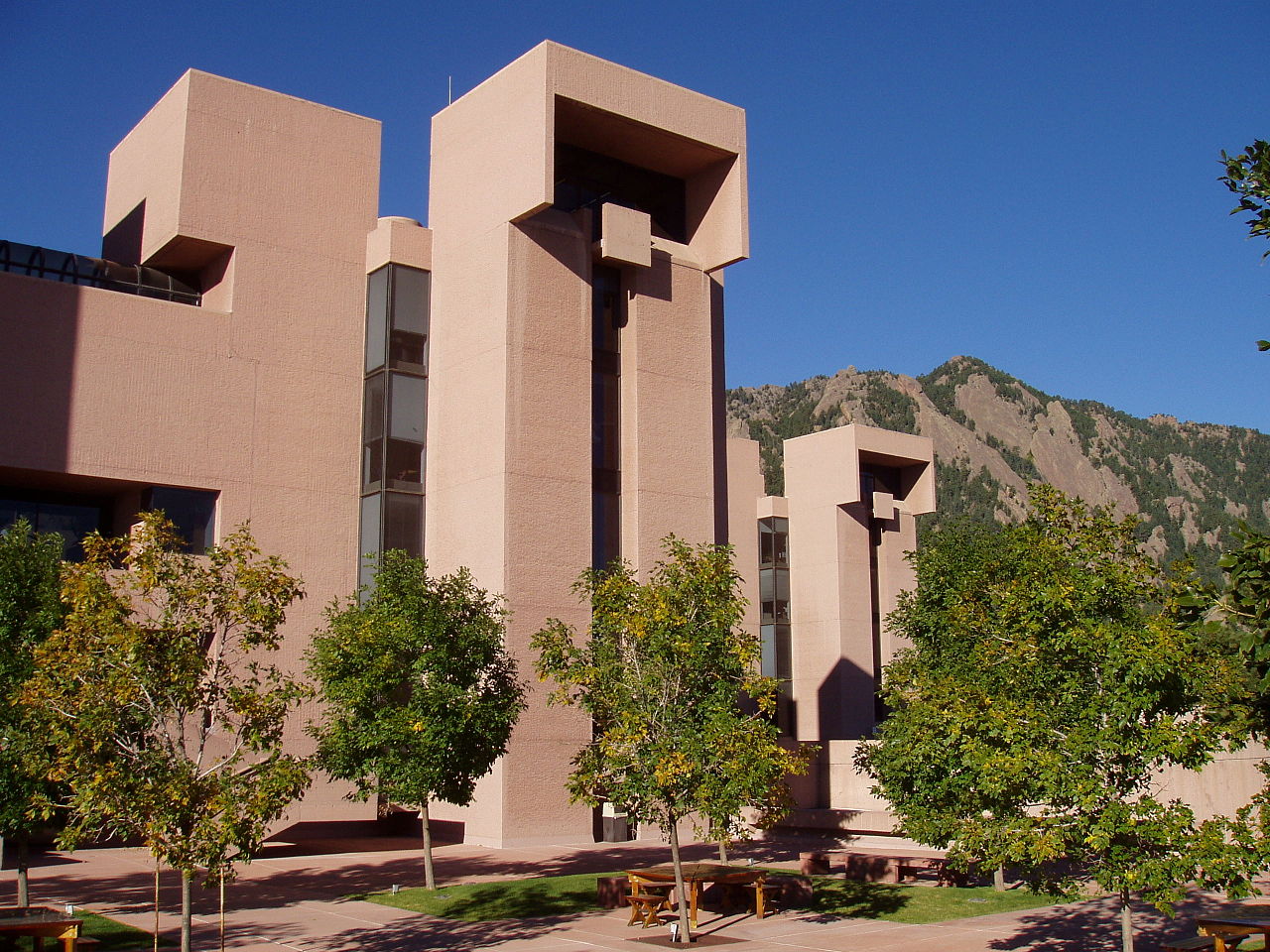 1280px-National_Center_for_Atmospheric_Research_-_Boulder,_Colorado.jpg